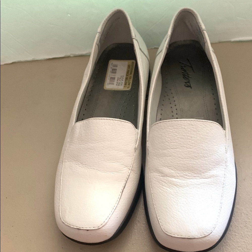 NWT Trotters Leather Flats with Square Toe Design